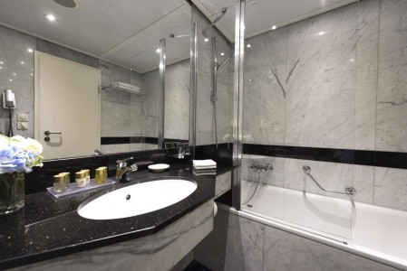 VCH Hotel Baseler Hof Bath room