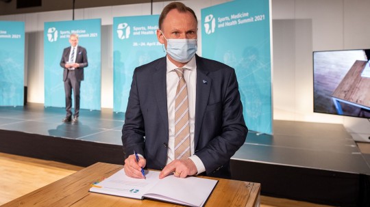 Andy Grote, Senator der Behörde für Inneres und Sport, unterzeichnet die Hamburg Declaration