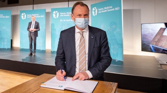 Andy Grote, Senator of the Ministry of the Interior and Sports, signing the Hamburg Declaration
